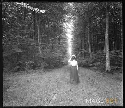 Femme dans une forêt (Varangeville-sur-Mer)